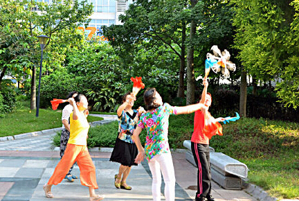 小伙用无人机给女友送月饼券 被广场舞大妈击落