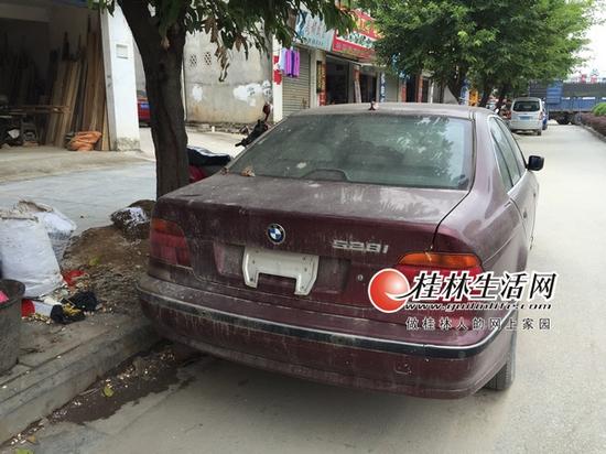 停在建干路路段的宝马“僵尸车”。