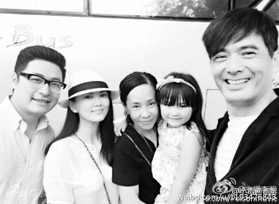 李湘一家人合影周润发夫妇