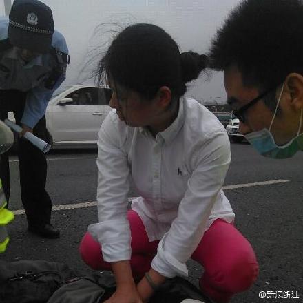 浙江老人遇车祸 路过女司机主动施救后悄然离开