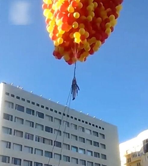 <em>俄女童抓气球上天</em>飞15米 表情淡定全程惊险刺