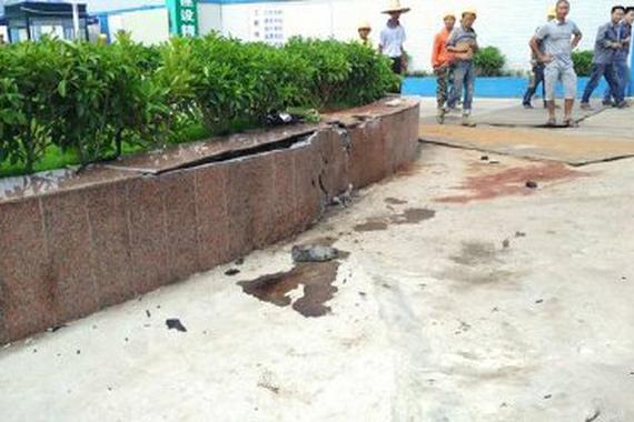 广州小车撞向市政工人致6死3伤司机被控制