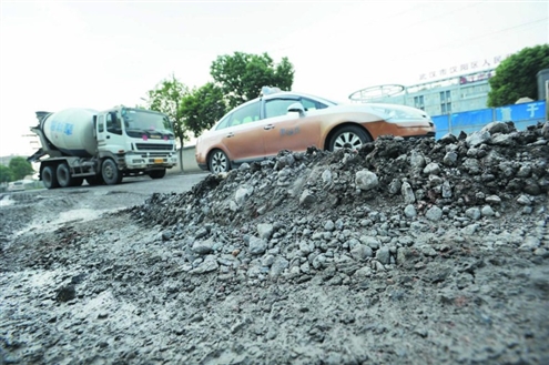 道路损坏严重
楚天都市报记者姚德春周丹摄影:楚天都市报记者黄士峰