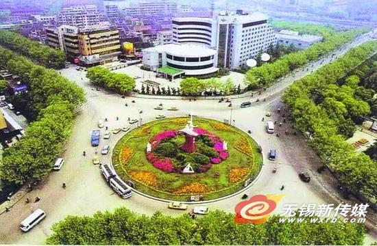 当年梁溪大桥下著名的大转盘,后来道路变宽了,公交车跑起来了,机动车也越来越多了。