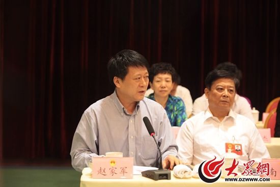 山东省人大常委会委员、省立医院副院长赵家军提问。