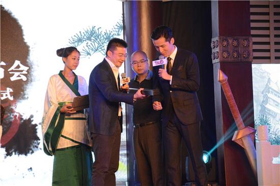 图4 主办方为《琅琊榜》手游代言人胡歌赠送礼物