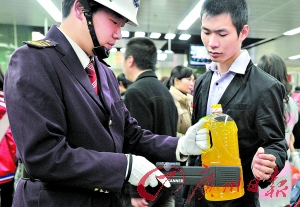 地铁站入口,工作人员对旅客的行李进行检查。记者邱伟荣摄