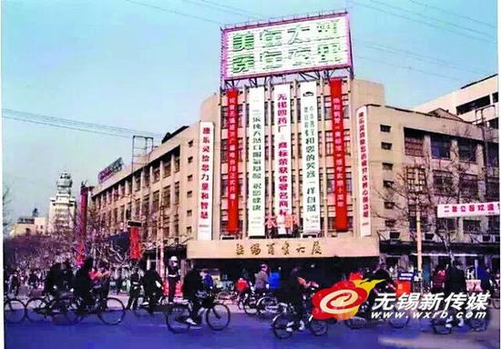 当时的东方红商场,如今的大东方前身。门前道路热闹了很多,一眼望去,马路上除了自行车还是自行车……