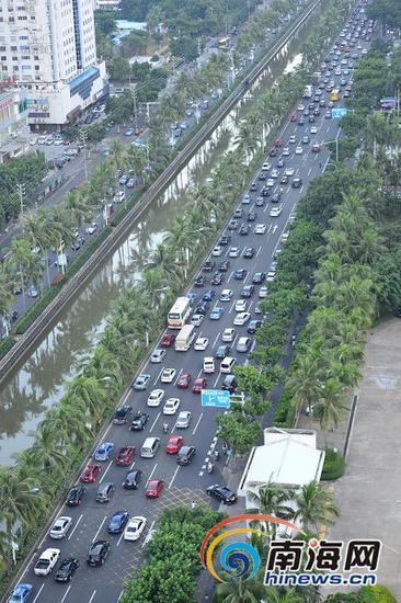 海水倒灌也是造成龙昆北路堵车的原因。南国都市报记者陈卫东摄