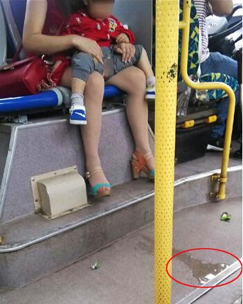 家长抱小孩公交内小便 网友回应市民应文明乘车