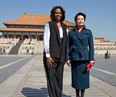 2014年3月，美国第一夫人米歇尔·奥巴马访华。彭丽媛与米歇尔参观故宫
