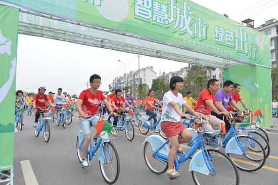 今日上午，在天心区九峰小区北门广场，首批投放的千辆公共自行车正式亮相。 长沙晚报记者 李锋 摄