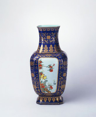 霽藍釉描金地開光粉彩花鳥紋方瓶，清乾隆，現藏於北京故宮博物院
