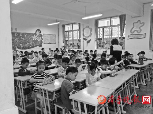 枣庄一所小学一年级一个班里挤进80个孩子。