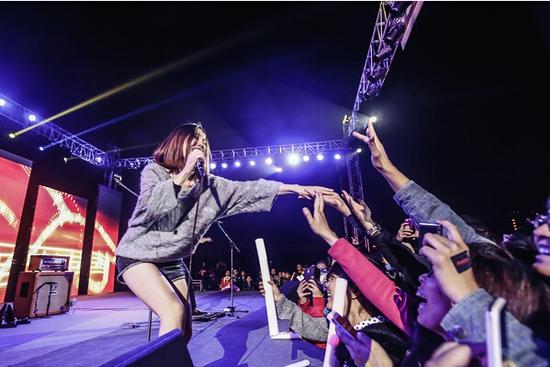 集美荧光夜跑周六开启狂欢 人气唱将打造摇滚