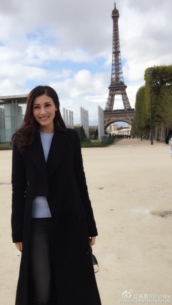 李嘉欣晒巴黎美照甜笑动人