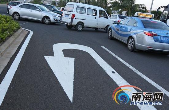 22日,迎宾大道大堵车，随意调头等违法驾驶也是一方面原因。南国都市报记者汪承贤摄