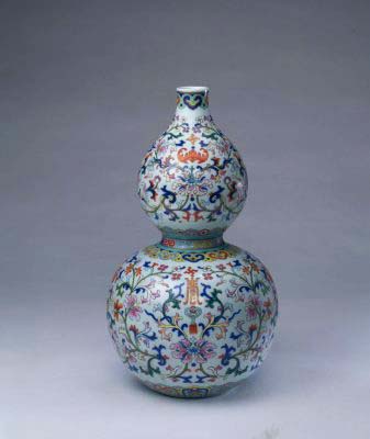 鬥彩勾蓮紋“壽”字葫蘆瓶，清乾隆，現藏於北京故宮博物院