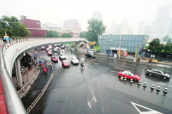 无车日,五一路的车辆无明显减少。冯兴华/图