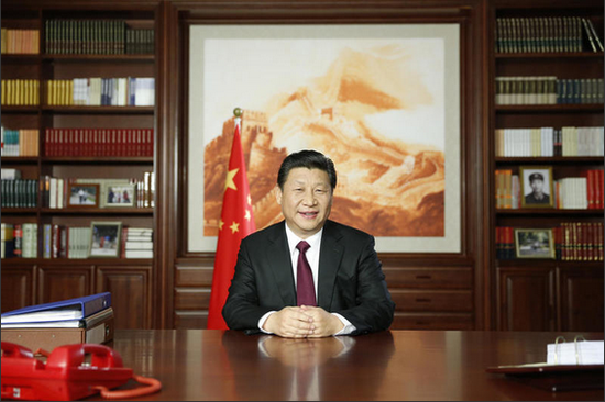国家主席习近平2015年新年贺词播出后,桌上的电话引发不少关注。