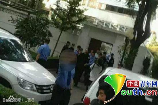 警方带走长治医学院原院长王庸晋。