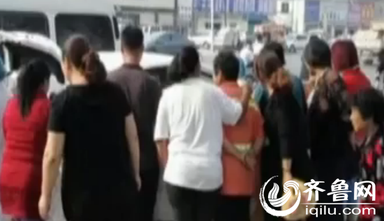 當時拍攝到的畫面顯示,為了幫助孕婦生產,很多女性市民自動圍城一個圈,將孕婦圍在中間。(視頻截圖)