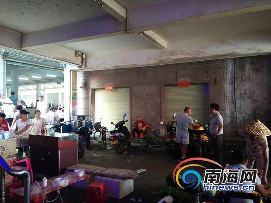 图中位置为公共通道,两处卷闸门即为魏某强所有,陈某忠在图中靠门一侧砌墙将致使魏某强现有出入口无法进出(南海网记者姜飞摄)