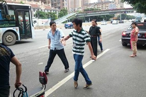 两公交司机斗气别车刮擦抛下乘客当街互殴