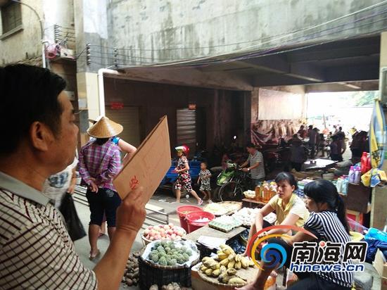 图中位置为公共通道,两处卷闸门即为魏某强所有,陈某忠在图中靠门一侧砌墙将致使魏某强现有出入口无法进出(南海网记者姜飞摄)
