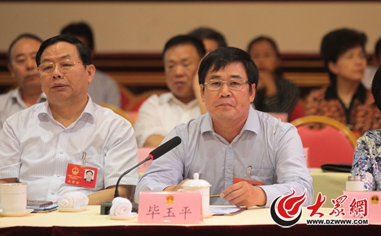 山東省人大常委會委員、省農科院研究生教育中心主任畢玉平提問。