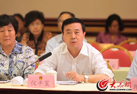 山東省人大常委會委員、民盟山東省委副主委儀平策提問。