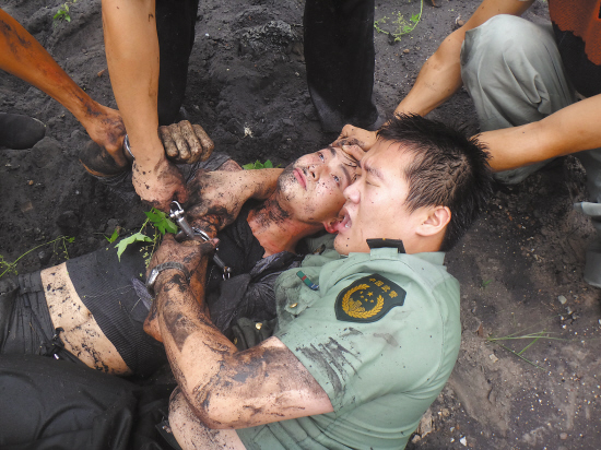 台州1练过3年功夫的小偷 被边防武警锁喉侧摔制服(图)_新浪浙江_新浪网
