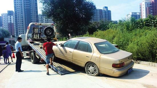昆侖華府社區(qū)，套牌車被拖走。