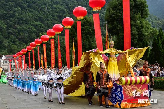 (由禽鸟百兽组成的乐舞告祭表演队簇拥着舜帝的化身—一只3米多高的大凤凰，引领主祭队伍，缓缓向前。)