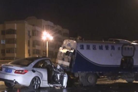 哈尔滨一白色奔驰追尾环卫车 致3死3伤