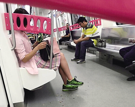 <em>女子坐地铁</em>连<em>嗑瓜子</em>12站 壳扔车厢一地_新浪四