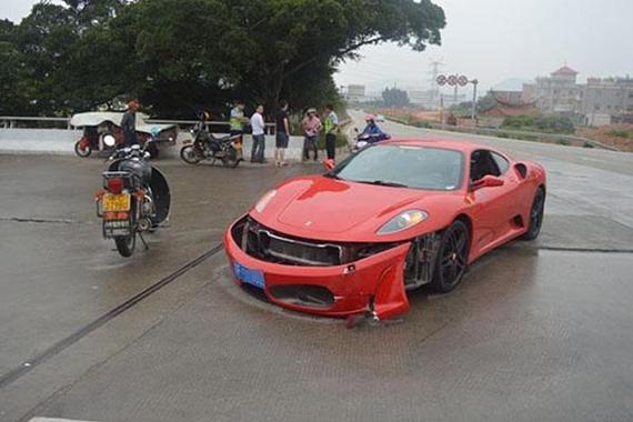 400万跑车与摩托相撞 车主称将自费维修