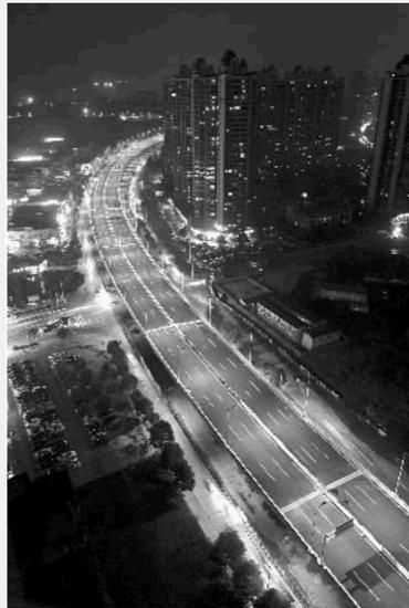 9月23日晚,长沙市万家丽路快速高架桥,在路灯照耀下整个道路像一条金光大道。记者 田超 摄