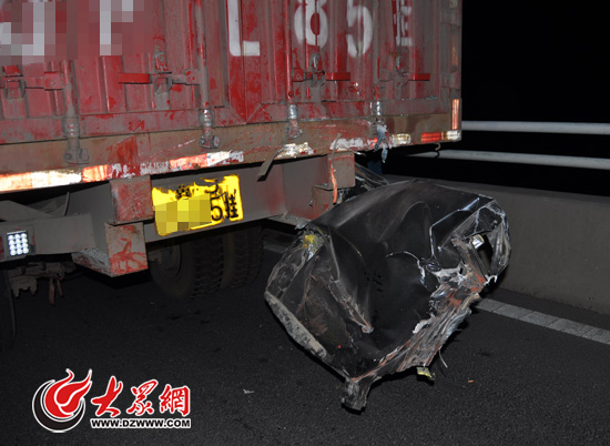 越野车撞进了大货车车底,引擎盖被扯了下来。