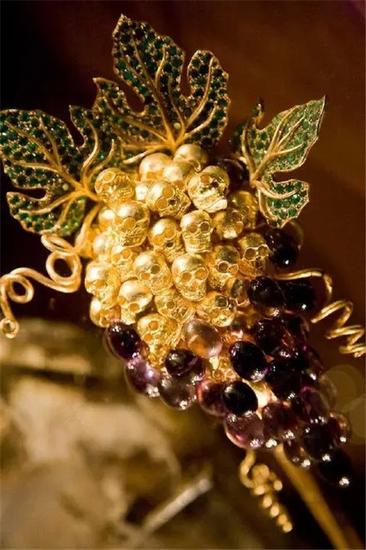 制作于1950年的“不朽的葡萄”中，那一颗颗由珍珠和紫色宝石制作的葡萄粒，近看却是一个个骷髅头