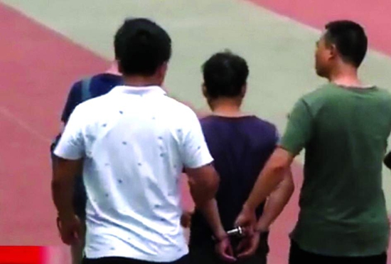 8月5日，犯罪嫌疑人陈某正在指认现场。视频截图