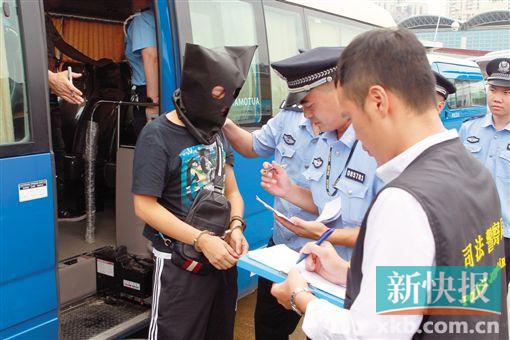 ▲在侦破一起跨境卖淫案件过程中,澳门警方将涉案人员移交给珠海警方处理。