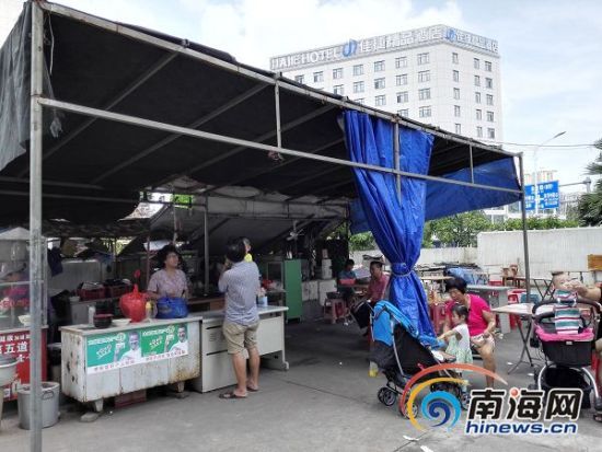 海口金垦路海南省日杂公司金牛岭住宿区内的早餐店没有办理任何证照。