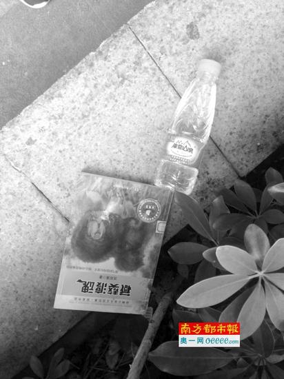 小男孩留下了一本童话书。