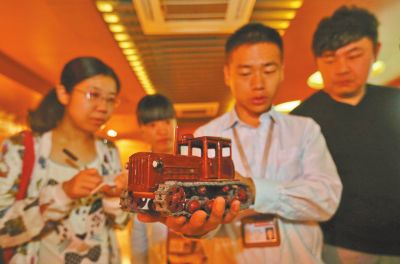 拖拉机的模型吸引了众人的目光 吴国强 摄