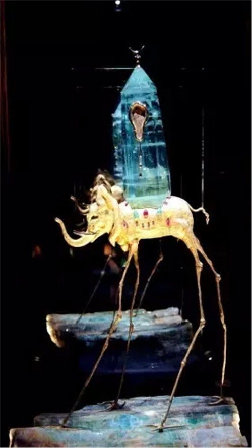 创作于1953年的“空间里的大象”,在大象背上驮着的水晶塔中,藏着达利的代表作“记忆的永恒”中融化的表。