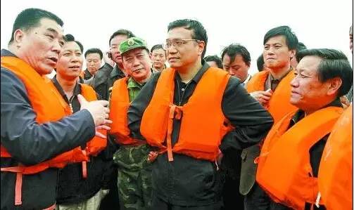 2003年10月7日，李克强亲临黄河兰考段谷营乡蔡集村，在一线指挥抗洪抢险。