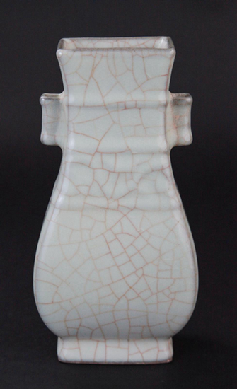 19世纪官窑花瓶

　　起拍价：500 美元

　　拍品编号：230