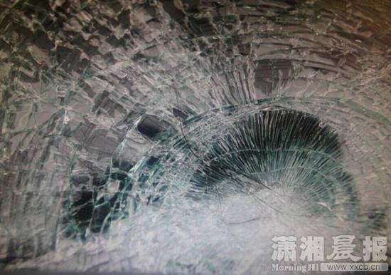 肇事车的挡风玻璃破碎。图/潇湘晨报记者 华剑