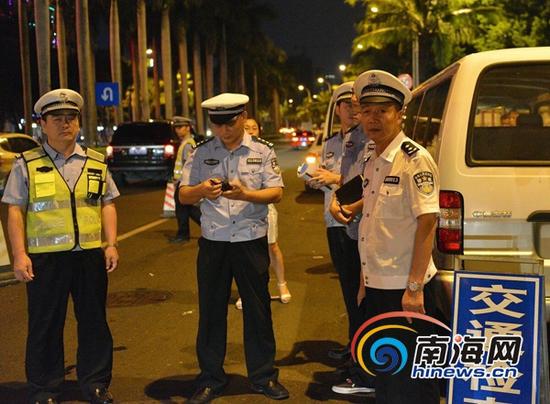 海南省交警总队在全省组织集中查“酒驾”、“毒驾”统一行动。(特约记者周平虎摄)